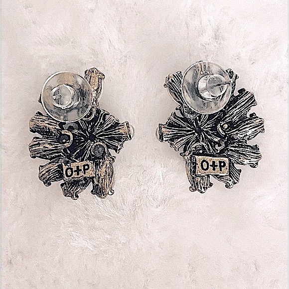 OLIVE + PIPER Cluster Stud Glass Crystal Earrings with Vintage Charm - Picture 2 of 11